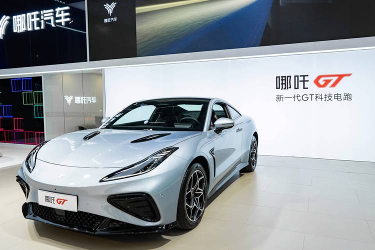 惠州193哪吒汽车在智能汽车领域的表现，领途汽车在新能源汽车市场中的影响力